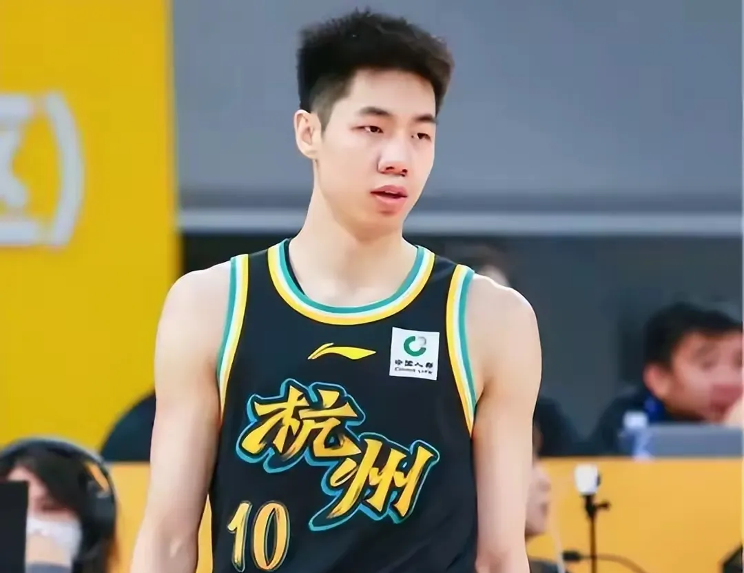 包含广厦男篮内部会议纪要流出——今晨迎来里程碑，社区盾使命明确，临场指挥获称赞的词条