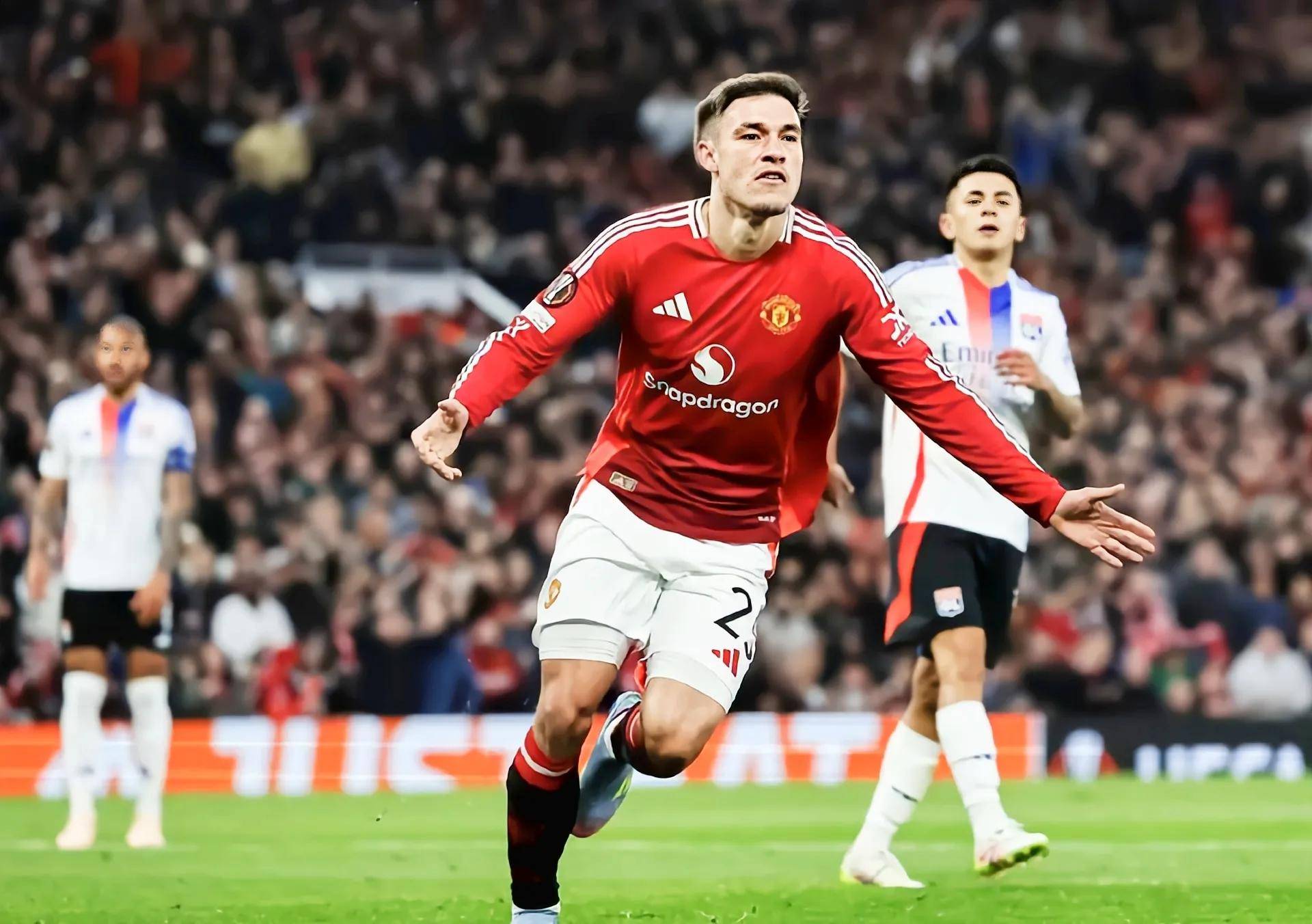 今晨欧联传出新动向，曼联调整名单，管理层表态：引发热议，年轻球员得到机会的简单介绍