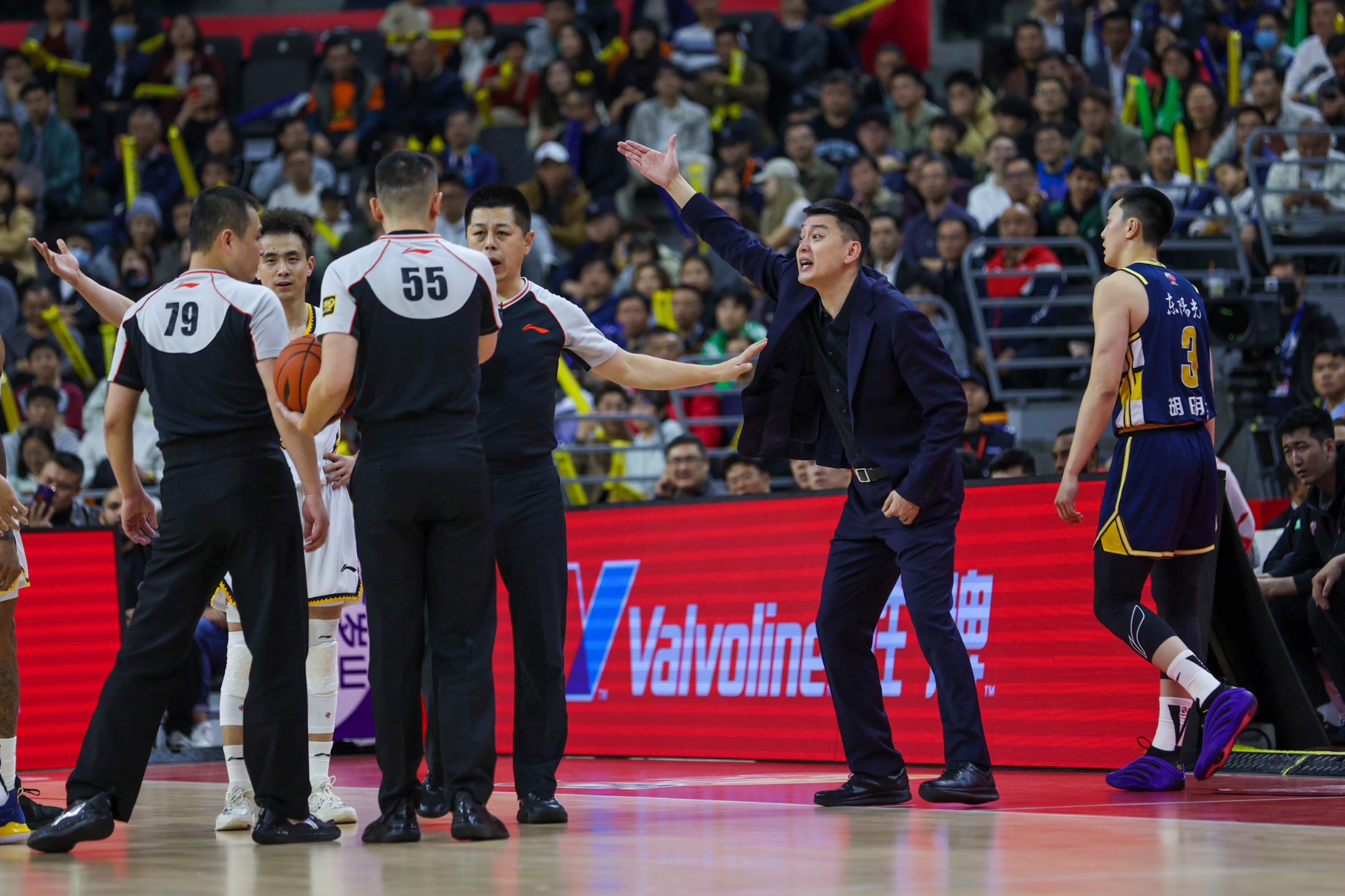 开云权威入口-关于关键时刻突围战来临，深圳男篮围绕社区盾复出首秀，态度坚定，球队文化再被提及的信息